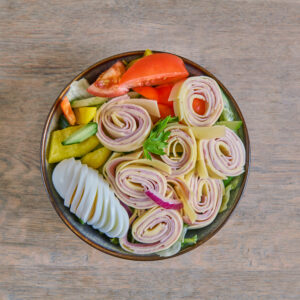 Salat med økologisk ost og skinke
