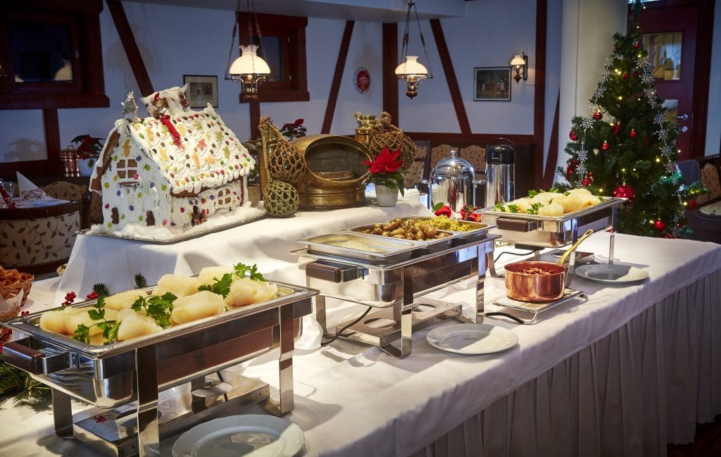 Bord med julelunsj og pepperkakehus