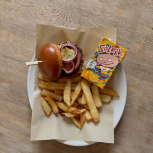 Barnemeny: Miniburger 70g + pommes gourmet + Solrik