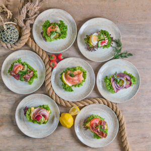 Smørbrød med gravet laks og potetsalat