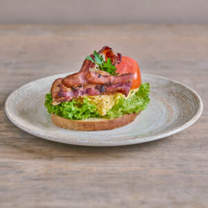 Smørbrød med bacon og eggerøre
