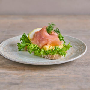Smørbrød med einerøkt laks og eggerøre
