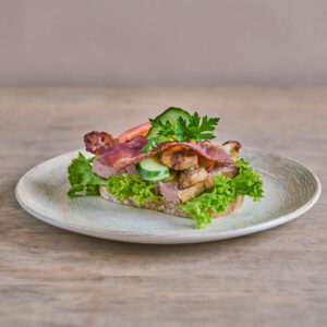 Smørbrød med ovnsbakt leverpostei, bacon og sopp